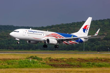 Foto de Kuala Lumpur, Malasia - 5 de febrero de 2023: Avión Boeing 737-800 de Malaysia Airlines en el Aeropuerto de Kuala Lumpur en Malasia. - Imagen libre de derechos