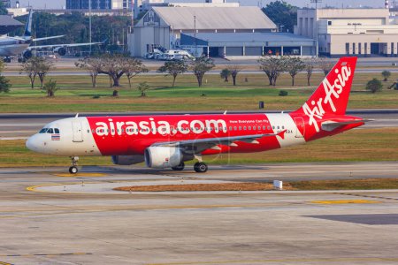 Téléchargez les photos : Bangkok, Thaïlande - 14 février 2023 : Avion AirAsia Airbus A320 à l'aéroport Bangkok Don Mueang en Thaïlande. - en image libre de droit