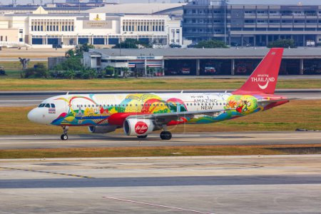 Téléchargez les photos : Bangkok, Thaïlande - 14 février 2023 : Avion AirAsia Airbus A320 dans l'incroyable livrée spéciale des nouveaux chapitres à l'aéroport de Bangkok Don Mueang en Thaïlande. - en image libre de droit