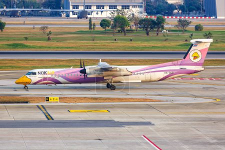 Foto de Bangkok, Tailandia - 14 de febrero de 2023: NokAir De Havilland Canada Dash 8 Q400 airplane at Bangkok Don Mueang Airport in Thailand. - Imagen libre de derechos