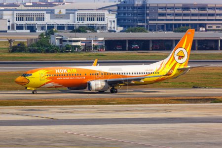Téléchargez les photos : Bangkok, Thaïlande - 14 février 2023 : Avion Boeing 737-800 de NokAir à l'aéroport Don Mueang de Bangkok en Thaïlande. - en image libre de droit