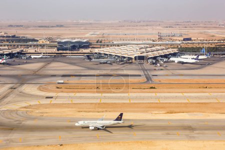 Foto de Riad, Arabia Saudita - 15 de febrero de 2023: Vista aérea del aeropuerto internacional de Riad, Arabia Saudita. - Imagen libre de derechos