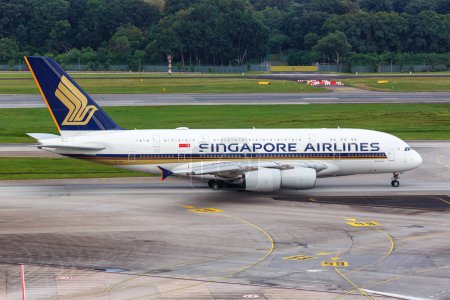 Téléchargez les photos : Changi, Singapour - 3 février 2023 : Avion Airbus A380-800 de Singapore Airlines à l'aéroport Changi de Singapour. - en image libre de droit