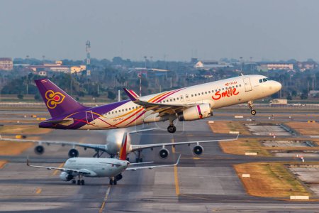 Téléchargez les photos : Bangkok, Thaïlande - 9 février 2023 : Avion Thai Smile Airbus A320 à l'aéroport Bangkok Suvarnabhumi en Thaïlande. - en image libre de droit