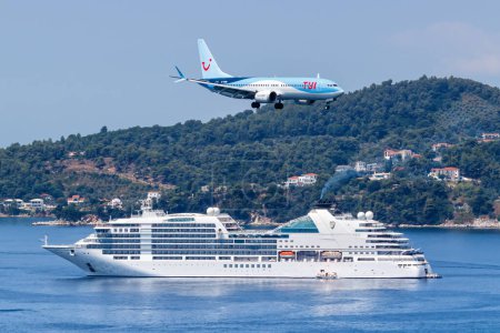 Téléchargez les photos : Skiathos, Grèce - 30 juin 2023 : Avion TUI Airways Boeing 737 MAX 8 à l'aéroport de Skiathos (JSI) en Grèce. - en image libre de droit