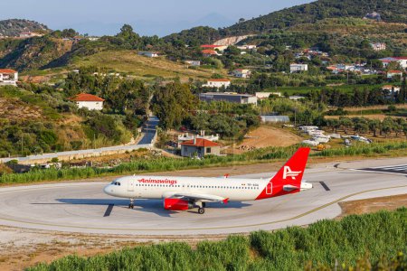 Foto de Skiathos, Grecia - 24 de junio de 2023: Animawings Airbus A320 airplane at Skiathos Airport (JSI) in Greece. - Imagen libre de derechos