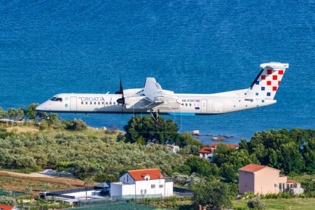 Foto de Split, Croacia - 28 de mayo de 2023: Croatia Airlines De Havilland Canada Dash 8 Q400 airplane at Split Airport (SPU) in Croatia. - Imagen libre de derechos
