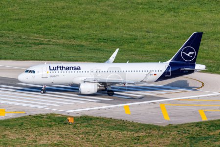 Téléchargez les photos : Split, Croatie - 29 mai 2023 : Avion Lufthansa Airbus A320 à l'aéroport de Split (SPU) en Croatie. - en image libre de droit