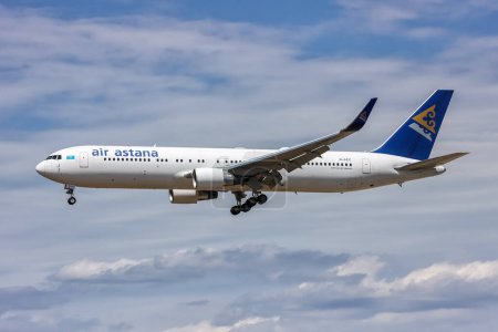 Téléchargez les photos : Francfort, Allemagne - 18 juillet 2023 : Avion Boeing 767-300ER d'Air Astana à l'aéroport de Francfort (FRA) en Allemagne. - en image libre de droit