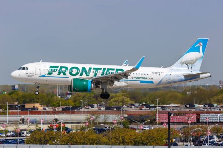 Foto de Chicago, Estados Unidos - 4 de mayo de 2023: Frontier Airlines Airbus A320neo airplane at Chicago Midway Airport (MDW) in the United States. - Imagen libre de derechos