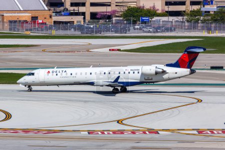 Téléchargez les photos : Chicago, États-Unis - 4 mai 2023 : Delta Connection Avion Bombardier CRJ-700 de SkyWest Airlines à l'aéroport Midway de Chicago (MDW) aux États-Unis. - en image libre de droit