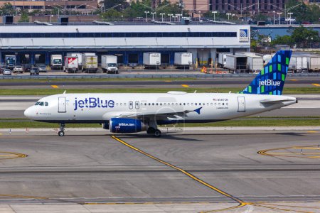 Foto de Nueva York, Estados Unidos - 12 de mayo de 2023: JetBlue Airbus A320 avión en el aeropuerto JFK de Nueva York en los Estados Unidos. - Imagen libre de derechos