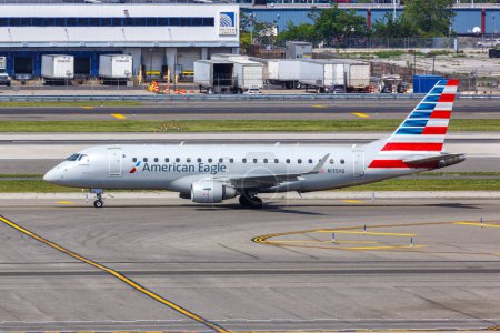 Foto de Nueva York, Estados Unidos - 12 de mayo de 2023: American Eagle Republic Airways Embraer 175 avión en el aeropuerto JFK de Nueva York en los Estados Unidos. - Imagen libre de derechos
