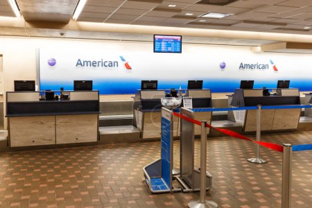 Foto de Albuquerque, Estados Unidos - 9 de mayo de 2023: American Airlines check-in en el aeropuerto de Albuquerque (ABQ) en Estados Unidos. - Imagen libre de derechos