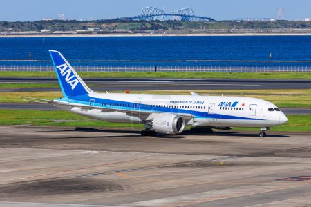 Foto de Tokio, Japón - 6 de octubre de 2023: ANA All Nippon Airways Boeing 787-8 Dreamliner airplane at Tokyo Haneda Airport (HND) in Japan. - Imagen libre de derechos