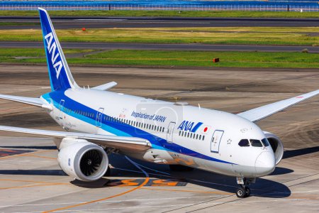 Téléchargez les photos : Tokyo, Japon - 6 octobre 2023 : ANA All Nippon Airways Boeing 787-8 Dreamliner airplane at Tokyo Haneda Airport (HND) in Japan. - en image libre de droit
