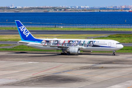 Téléchargez les photos : Tokyo, Japon - 6 octobre 2023 : ANA All Nippon Airlines Avion Boeing 767-300ER avec livrée spéciale Demon Slayer à l'aéroport de Tokyo Haneda (HND) au Japon. - en image libre de droit
