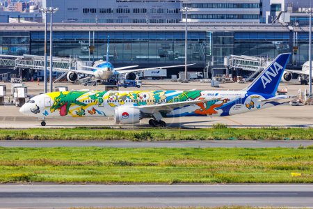 Téléchargez les photos : Tokyo, Japon - 6 octobre 2023 : ANA All Nippon Airways Boeing 787-9 Dreamliner plane with Pikachu Jet special livery at Tokyo Haneda Airport (HND) in Japan. - en image libre de droit