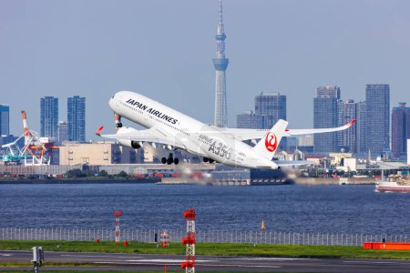 Téléchargez les photos : Tokyo, Japon - 25 septembre 2023 : Avion JAL Airbus A350-900 de Japan Airlines à l'aéroport de Tokyo Haneda (HND) au Japon. - en image libre de droit
