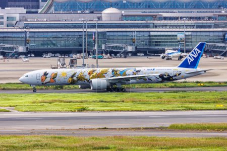 Foto de Tokio, Japón - 25 de septiembre de 2023: ANA Todos los aviones Nippon Airways Boeing 777-300ER con librea especial Pokemon Eevee en el Aeropuerto de Tokio Haneda (HND) en Japón. - Imagen libre de derechos
