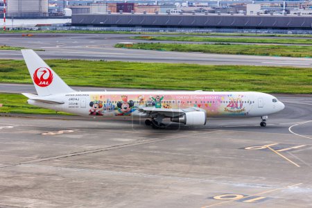 Téléchargez les photos : Tokyo, Japon - 25 septembre 2023 : Avion JAL Boeing 767-300ER de Japan Airlines avec livrée spéciale Disney Resort à l'aéroport de Tokyo Haneda (HND) au Japon. - en image libre de droit