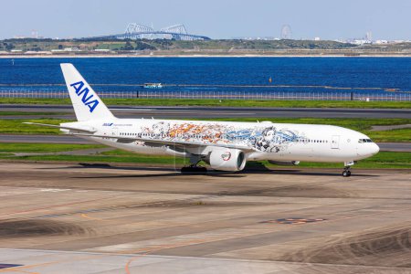 Téléchargez les photos : Tokyo, Japon - 25 septembre 2023 : ANA All Nippon Airways Avion Boeing 777-200ER avec livrée spéciale Demon Slayer à l'aéroport de Tokyo Haneda au Japon. - en image libre de droit