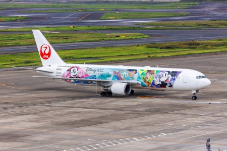Téléchargez les photos : Tokyo, Japon - 25 septembre 2023 : Avion JAL Boeing 767-300ER de Japan Airlines avec livrée spéciale Disney 100 à l'aéroport de Tokyo Haneda (HND) au Japon. - en image libre de droit