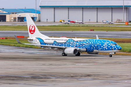 Foto de Okinawa, Japón - 3 de octubre de 2023: Japón Transocean Air Boeing 737-800 avión con librea especial Jinbei en el Aeropuerto de Okinawa Naha (OKA) en Japón. - Imagen libre de derechos