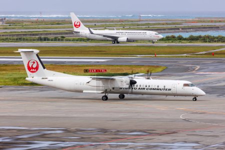 Foto de Okinawa, Japón - 3 de octubre de 2023: Ryukyu Air Commuter and Japan Transocean Air airplanes at Okinawa Naha Airport (OKA) in Japan. - Imagen libre de derechos