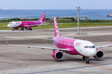 Foto de Okinawa, Japón - 3 de octubre de 2023: Aviones Peach Airbus A320 en el Aeropuerto de Okinawa Naha (OKA) en Japón. - Imagen libre de derechos