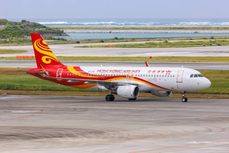 Foto de Okinawa, Japón - 3 de octubre de 2023: Avión Airbus A320 de Hongkong Airlines en el Aeropuerto de Okinawa Naha (OKA) en Japón. - Imagen libre de derechos