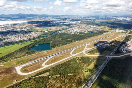 Téléchargez les photos : Francfort, Allemagne - 22 septembre 2023 : Vue aérienne de l'aéroport de Francfort (FRA) avec piste nord-ouest en Allemagne. - en image libre de droit