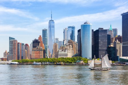 Téléchargez les photos : New York City skyline de Manhattan avec World Trade Center gratte-ciel et voilier voyageant aux États-Unis - en image libre de droit