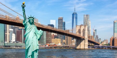 Téléchargez les photos : New York City skyline de Manhattan avec Statue de la Liberté, Brooklyn Bridge et World Trade Center photomontage panorama voyageant aux États-Unis - en image libre de droit