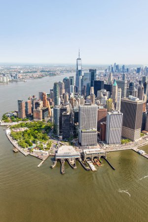 Téléchargez les photos : New York skyline photo aérienne de Manhattan avec le World Trade Center skyscraper portrait format aux États-Unis - en image libre de droit