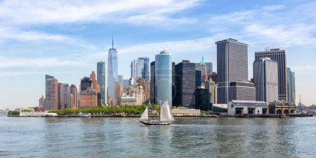 Téléchargez les photos : New York City skyline de Manhattan avec World Trade Center gratte-ciel et voilier panorama voyageant aux États-Unis - en image libre de droit
