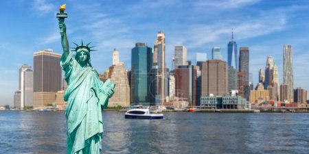 Téléchargez les photos : New York City skyline de Manhattan avec Statue de la Liberté et World Trade Center photomontage panorama voyageant aux États-Unis - en image libre de droit
