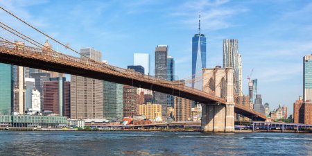 Téléchargez les photos : New York City skyline de Manhattan avec Brooklyn Bridge et World Trade Center skyscraper panorama itinérant aux États-Unis - en image libre de droit