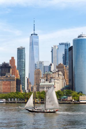 Téléchargez les photos : New York City skyline de Manhattan avec World Trade Center gratte-ciel et voilier format portrait voyageant aux États-Unis - en image libre de droit