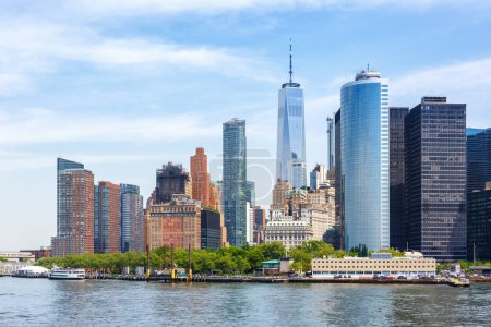 Téléchargez les photos : New York City skyline de Manhattan avec World Trade Center gratte-ciel voyageant aux États-Unis - en image libre de droit