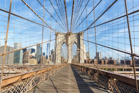 Téléchargez les photos : Brooklyn Bridge à New York skyline de Manhattan avec World Trade Center gratte-ciel voyageant aux États-Unis - en image libre de droit