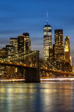 Téléchargez les photos : New York City skyline de Manhattan avec Brooklyn Bridge et World Trade Center gratte-ciel au format portrait nocturne crépusculaire aux États-Unis - en image libre de droit