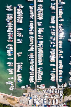 Foto de Dubrovnik marina con barcos en vacaciones en el mar Mediterráneo Vista aérea de Dalmacia desde arriba formato de retrato viajando en Croacia - Imagen libre de derechos
