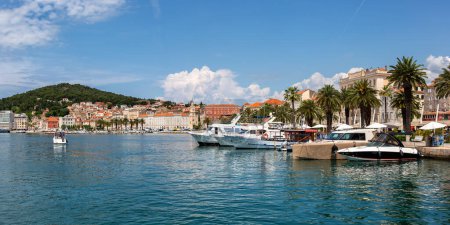 Téléchargez les photos : Split vieille ville bord de mer à la mer Méditerranée panorama de vacances voyageant en Croatie - en image libre de droit