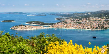 Foto de Primosten ciudad en una península vacaciones en el mar Mediterráneo viaje panorama en Primosten, Croacia - Imagen libre de derechos