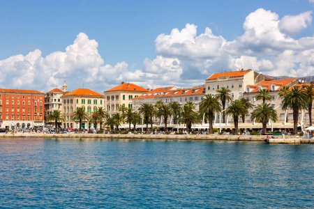 Téléchargez les photos : Split front de mer de la vieille ville à la mer Méditerranée vacances voyageant en Croatie - en image libre de droit