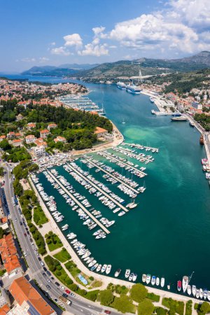 Foto de Dubrovnik marina y puerto en vacaciones en el mar Mediterráneo Dalmacia vista aérea foto retrato formato viajar en Croacia - Imagen libre de derechos