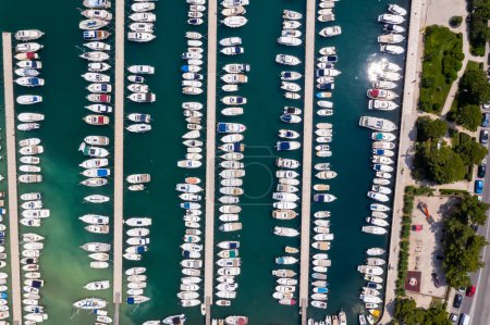 Foto de Dubrovnik marina con barcos en vacaciones en el mar Mediterráneo Vista aérea de Dalmacia desde arriba viajando en Croacia - Imagen libre de derechos