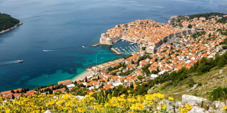 Téléchargez les photos : Vue sur la vieille ville vacances à la mer Méditerranée Dalmatie panorama itinérant à Dubrovnik, Croatie - en image libre de droit
