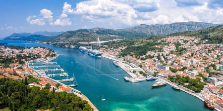 Foto de Dubrovnik puerto deportivo y puerto en el mar Mediterráneo vista aérea de Dalmacia vista panorámica viajar en Croacia - Imagen libre de derechos